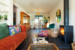 Cheerful Family Friendly Cottage Patio with BBQ